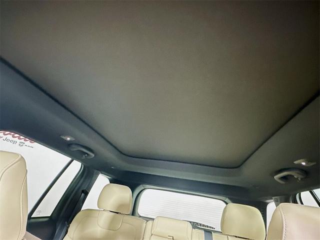 Photo of 2025 Diamond Black Crystal Pearlcoat Jeep Grand Cherokee