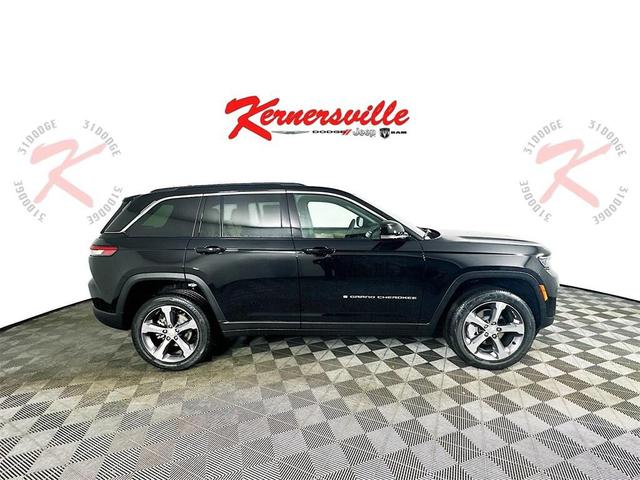 Photo of 2025 Diamond Black Crystal Pearlcoat Jeep Grand Cherokee