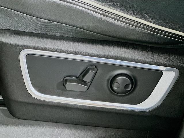 Photo of 2022 Diamond Black Crystal Pearlcoat RAM 1500