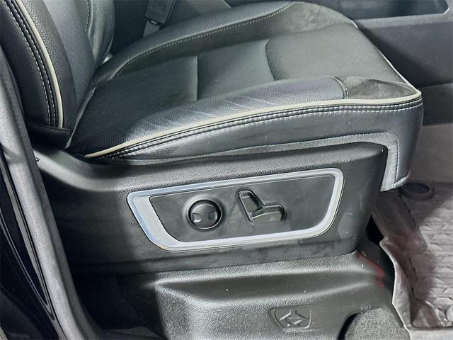 Photo of 2022 Diamond Black Crystal Pearlcoat RAM 1500