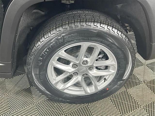 Photo of 2025 Diamond Black Crystal Pearlcoat Jeep Grand Cherokee