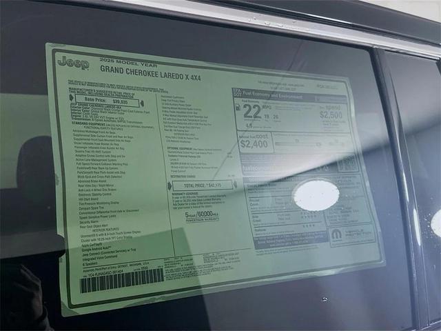 Photo of 2025 Diamond Black Crystal Pearlcoat Jeep Grand Cherokee
