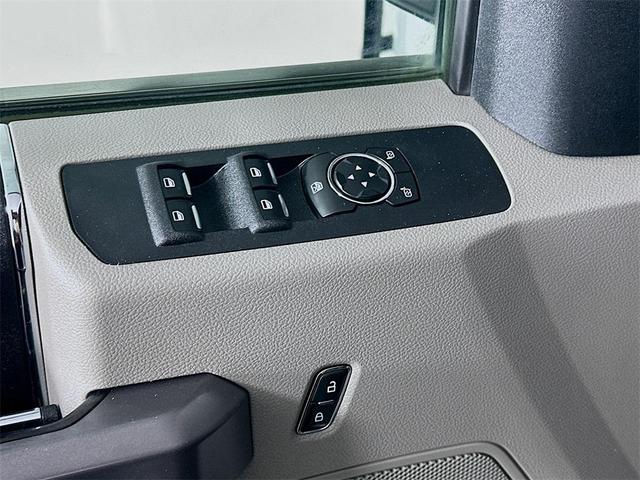 Photo of 2019 Oxford White Ford F-250