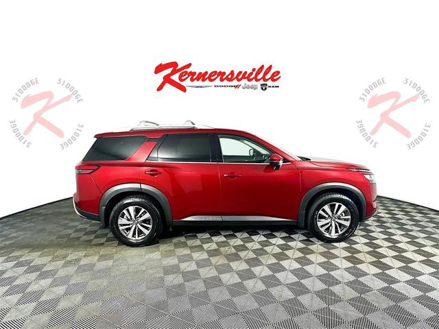 Photo of 2022 Scarlet Ember Tintcoat Nissan Pathfinder
