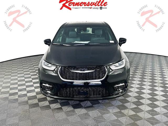 Photo of 2026 Diamond Black Crystal Pearlcoat Chrysler Pacifica