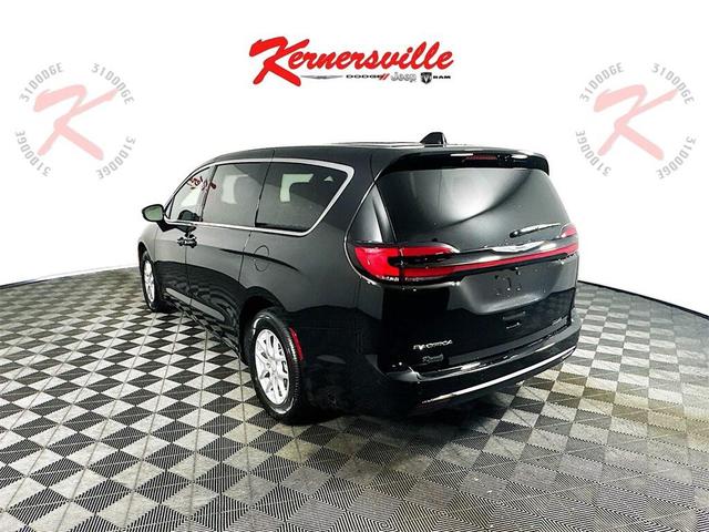 Photo of 2026 Diamond Black Crystal Pearlcoat Chrysler Pacifica