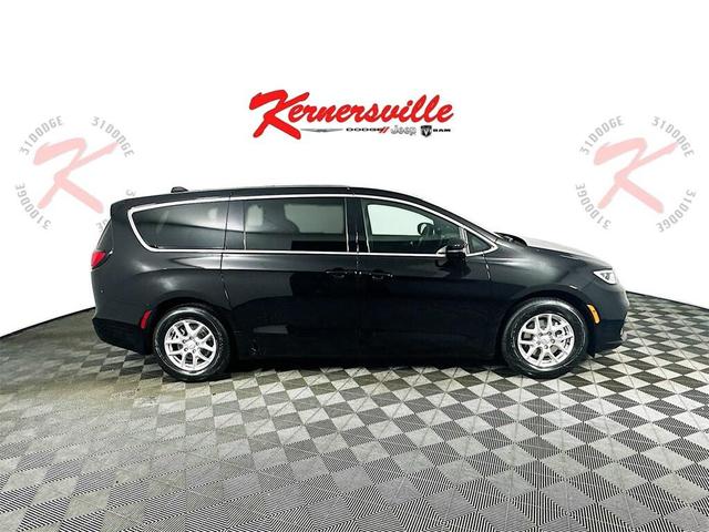 Photo of 2026 Diamond Black Crystal Pearlcoat Chrysler Pacifica