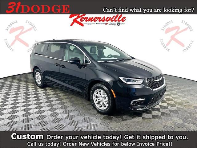 Photo of 2026 Diamond Black Crystal Pearlcoat Chrysler Pacifica