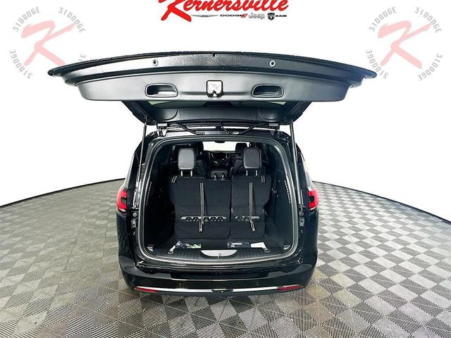 Photo of 2026 Diamond Black Crystal Pearlcoat Chrysler Pacifica