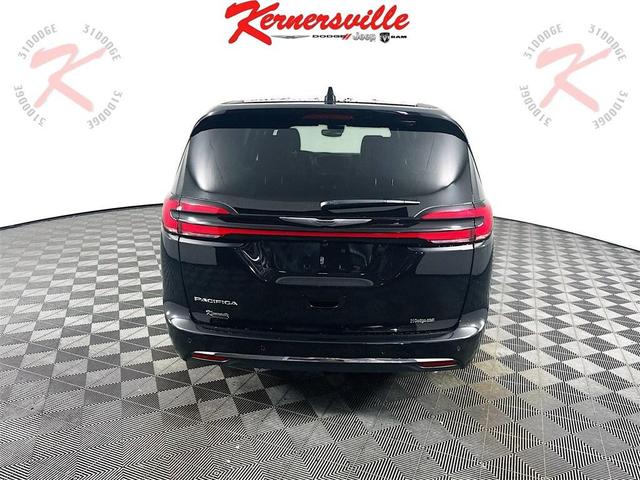 Photo of 2026 Diamond Black Crystal Pearlcoat Chrysler Pacifica