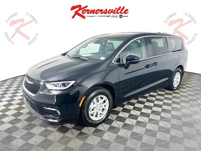 Photo of 2026 Diamond Black Crystal Pearlcoat Chrysler Pacifica