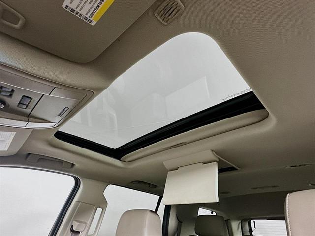 Photo of 2017 White Frost Tricoat GMC Yukon