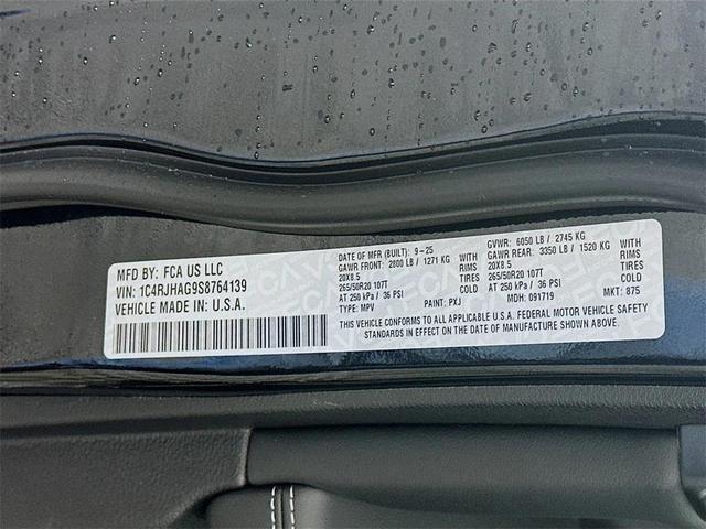 Photo of 2025 Diamond Black Crystal Pearlcoat Jeep Grand Cherokee