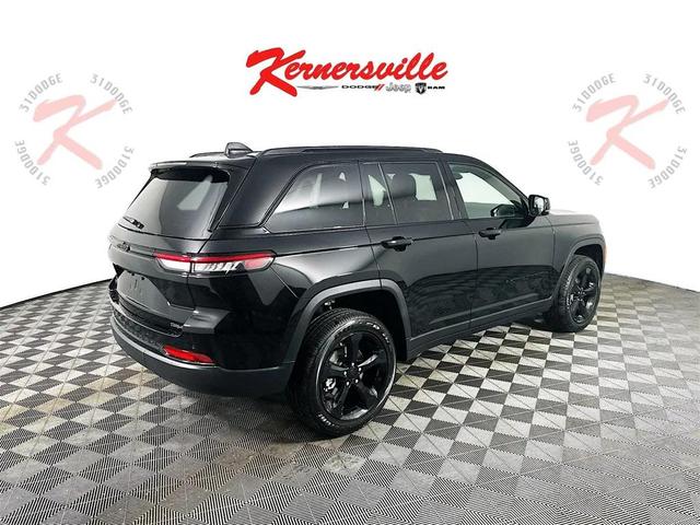 Photo of 2025 Diamond Black Crystal Pearlcoat Jeep Grand Cherokee