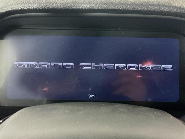 Photo of 2025 Diamond Black Crystal Pearlcoat Jeep Grand Cherokee