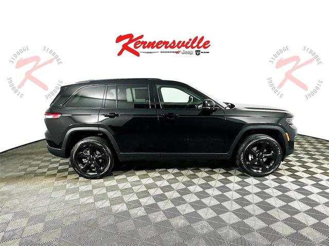 Photo of 2025 Diamond Black Crystal Pearlcoat Jeep Grand Cherokee