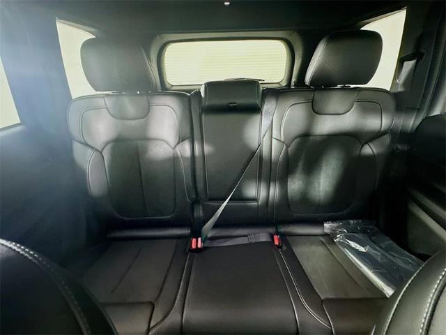 Photo of 2025 Diamond Black Crystal Pearlcoat Jeep Grand Cherokee