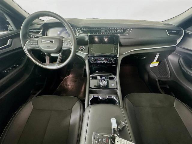 Photo of 2025 Diamond Black Crystal Pearlcoat Jeep Grand Cherokee