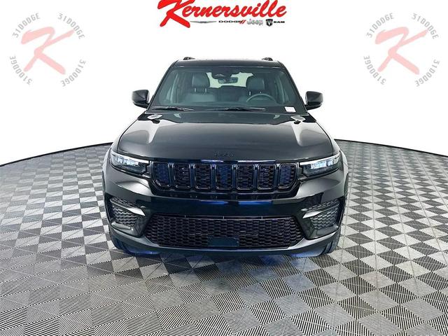 Photo of 2025 Diamond Black Crystal Pearlcoat Jeep Grand Cherokee
