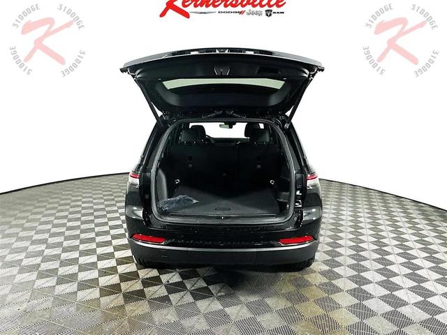 Photo of 2025 Diamond Black Crystal Pearlcoat Jeep Grand Cherokee