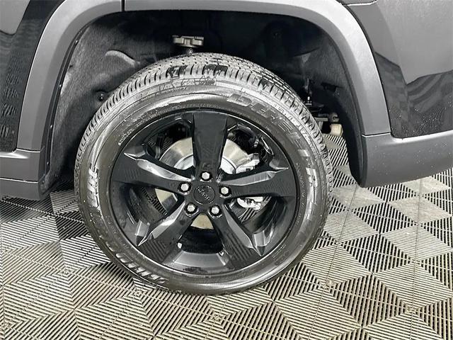 Photo of 2025 Diamond Black Crystal Pearlcoat Jeep Grand Cherokee