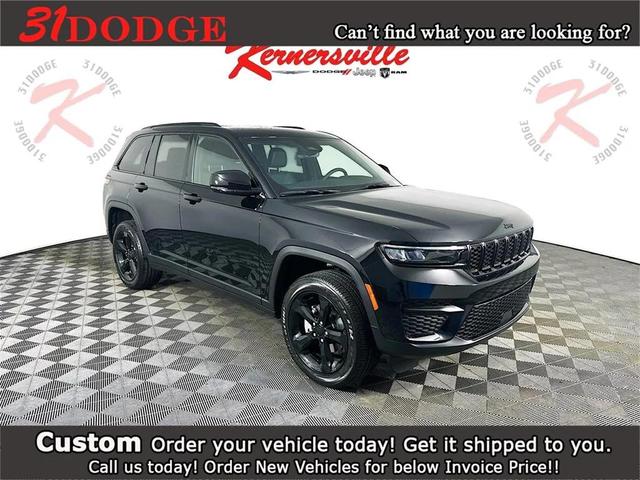 Photo of 2025 Diamond Black Crystal Pearlcoat Jeep Grand Cherokee