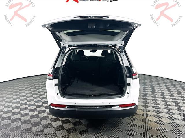 Photo of 2023 Bright White Clearcoat Jeep Grand Cherokee L