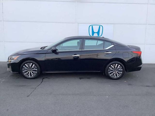 Photo of 2023 Black Nissan Altima