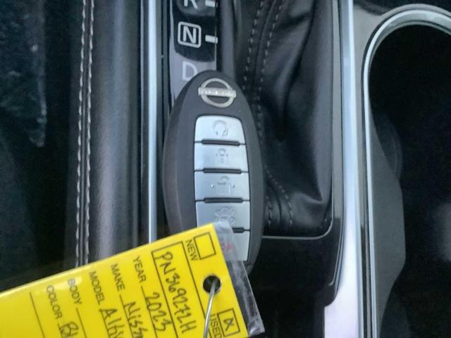 Photo of 2023 Black Nissan Altima
