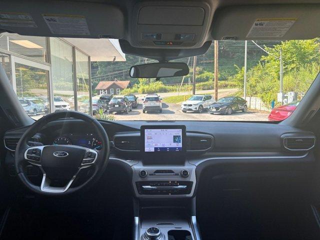 Photo of 2023 Iconic Silver Metallic Ford Explorer