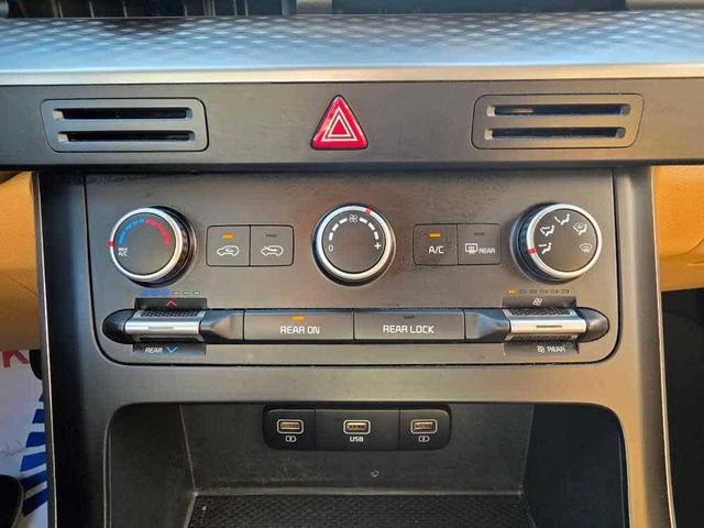 Photo of 2023 Silky Silver Kia Carnival