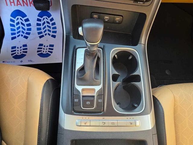 Photo of 2023 Silky Silver Kia Carnival