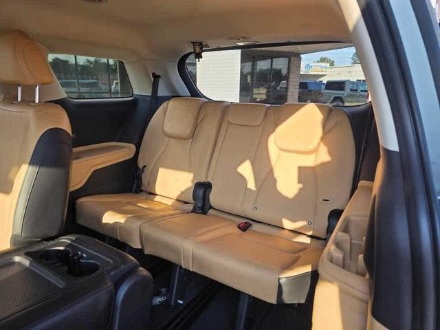 Photo of 2023 Silky Silver Kia Carnival