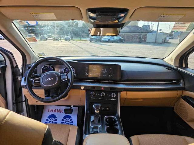 Photo of 2023 Silky Silver Kia Carnival