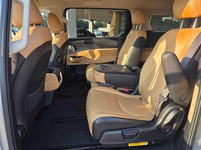 Photo of 2023 Silky Silver Kia Carnival