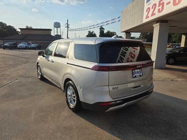 Photo of 2023 Silky Silver Kia Carnival