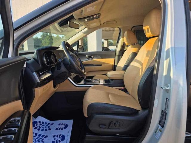 Photo of 2023 Silky Silver Kia Carnival