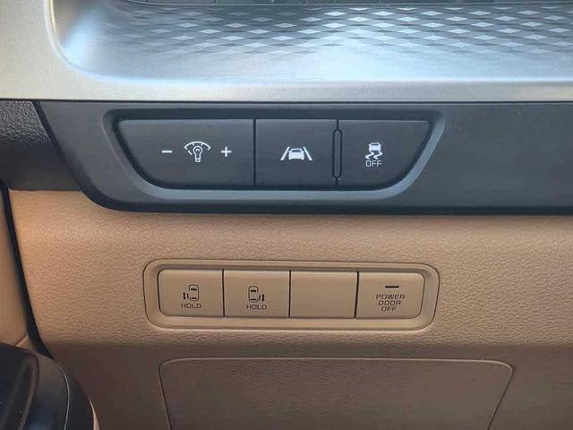 Photo of 2023 Silky Silver Kia Carnival