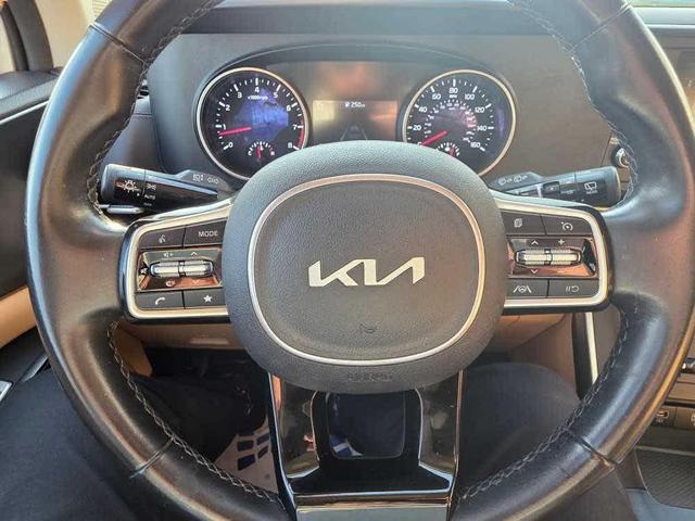 Photo of 2023 Silky Silver Kia Carnival