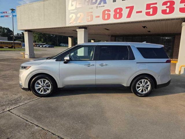 Photo of 2023 Silky Silver Kia Carnival