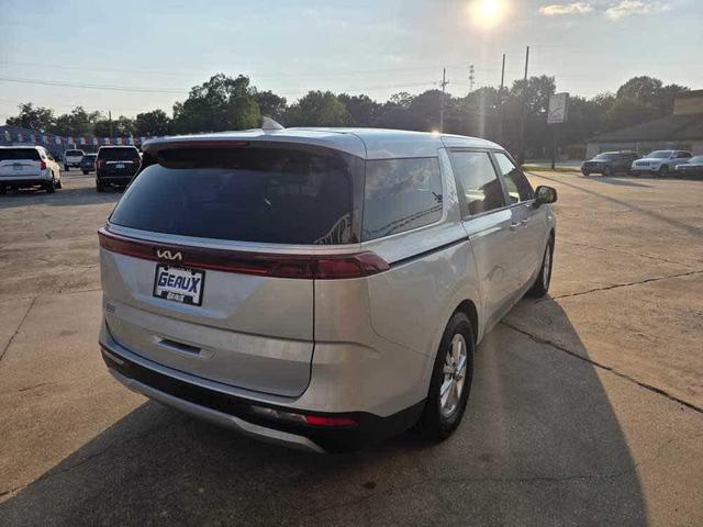 Photo of 2023 Silky Silver Kia Carnival