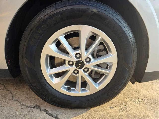 Photo of 2023 Silky Silver Kia Carnival