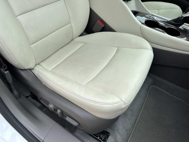 Photo of 2024 Summit White Chevrolet Malibu