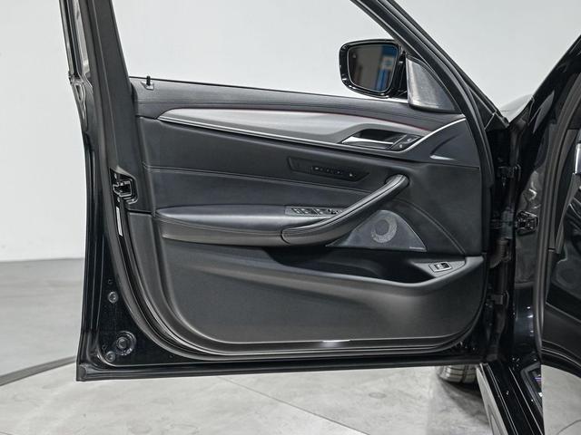 Photo of 2022 Black Sapphire Metallic BMW M5