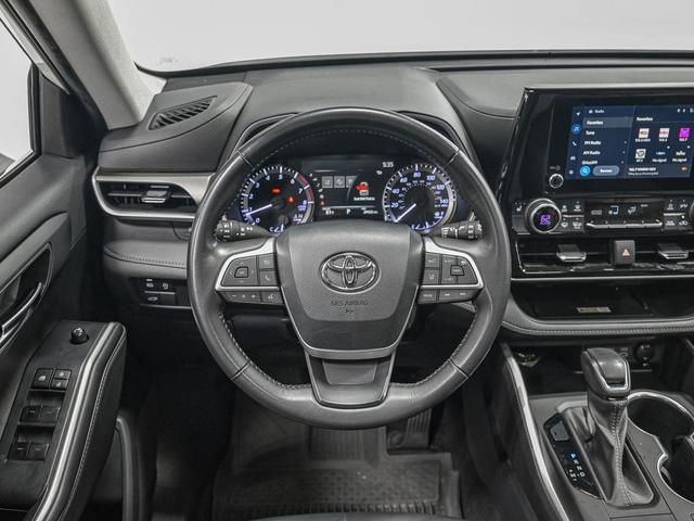 Photo of 2023 White Toyota Highlander