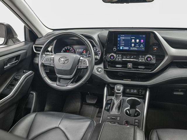 Photo of 2023 White Toyota Highlander