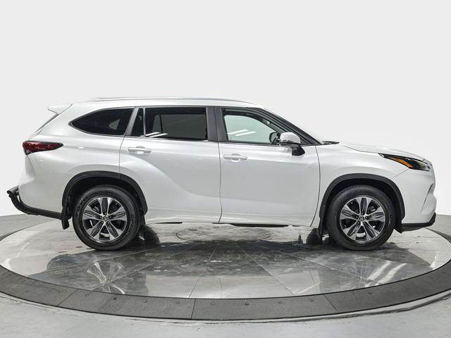 Photo of 2023 White Toyota Highlander