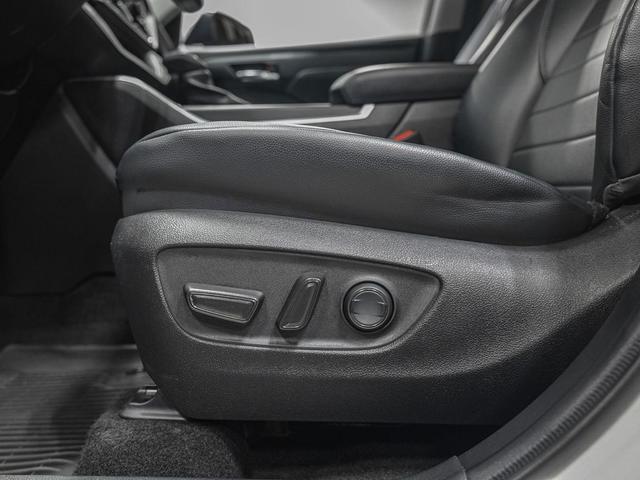 Photo of 2023 White Toyota Highlander