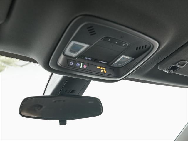 Photo of 2022 Summit White Chevrolet Traverse