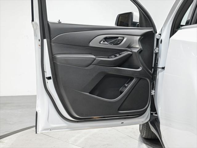 Photo of 2022 Summit White Chevrolet Traverse